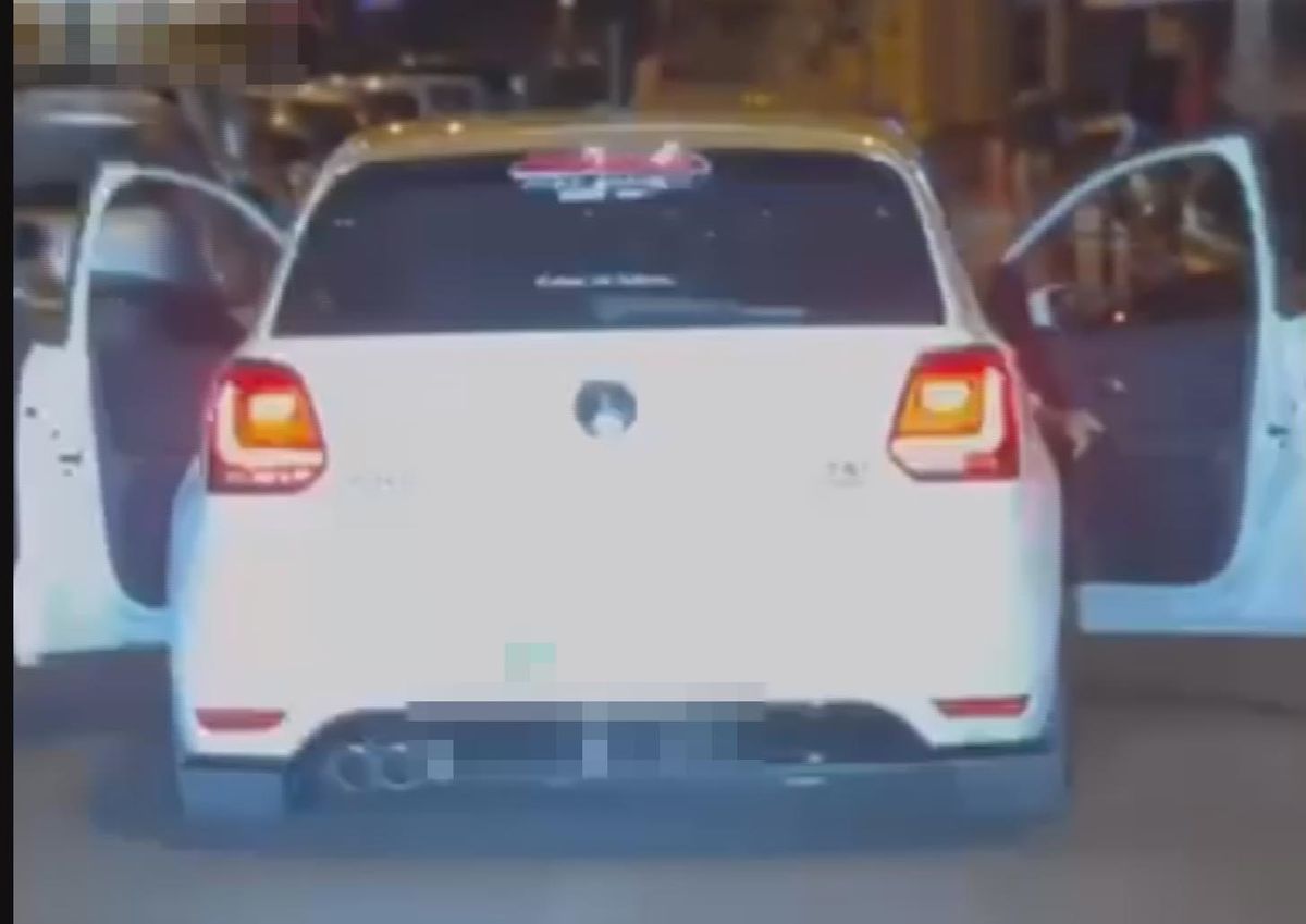 Otomobilin Kapılarını Açarak Seyir Halinde Müzik Dinleyen Sürücüye Ceza