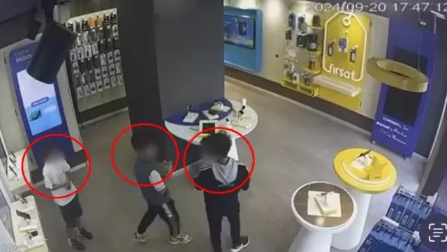 Three children stole a phone worth 160,000 TL in 30 seconds! The moments were captured on camera.