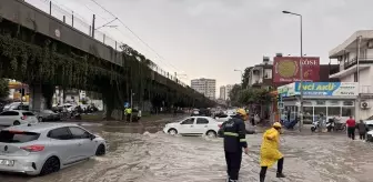 Adana'da Sağanak Yağış ve Şiddetli Rüzgar Etkili Oluyor