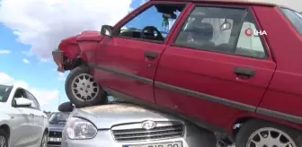 Ankara'da Kontrolden Çıkan Araç Başka Bir Otomobilin Üzerine Çıktı