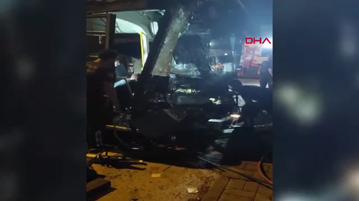 Antalya'da Halk Otobüsü Şoförü Park Halindeki Servis Aracına Çarptı