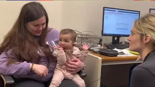 The reaction of the deaf girl who heard her father's voice for the first time moved everyone.