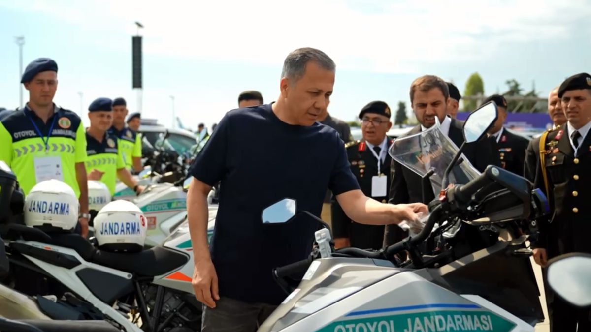 İçişleri Bakanı Yerlikaya, 7 Bin 204 Yeni Araç İçin Test Sürüşü Yaptı