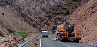 Hakkari'de Yağışlar Sonrası Yola Kaya Düşmesi