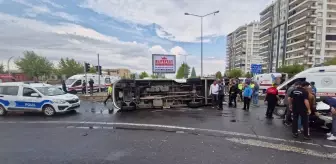 Diyarbakır'da Minibüs ile Otomobil Çarpıştı: 10 Yaralı