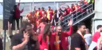 Galatasaraylı Taraftarlar Kadıköy'e Hareket Etti