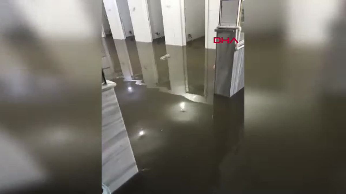 Küçükçekmece'de Camiyi Su Bastı