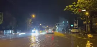 Hatay'da Şiddetli Yağış Caddeleri Göle Döndürdü