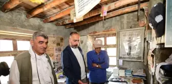 YYÜ Rektörü Şevli, Çavuştepe Kalesi'nde Urartuca Öğrenen Bekçiyi Ziyaret Etti