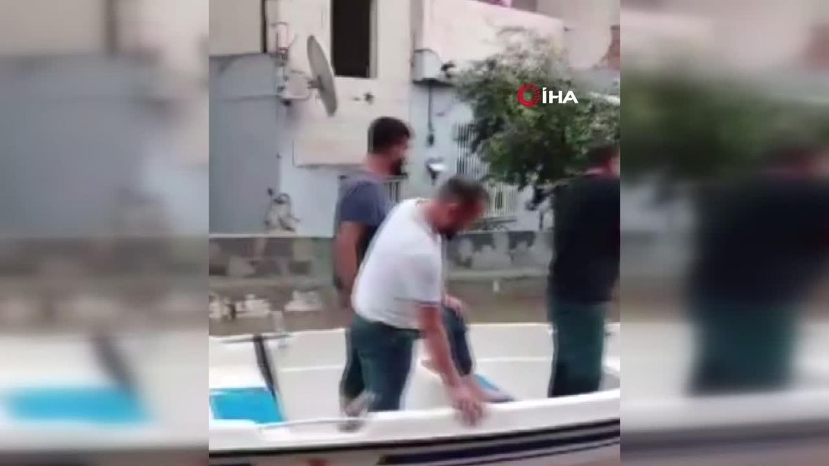 Adana'da Şiddetli Yağış: Vatandaşlar Kayıkla Gezdi