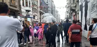 İstanbul Taksim Meydanı'nda Sağanak Yağış Zor Anlar Yaşattı