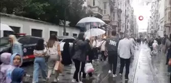 Taksim Meydanı'nda Sağanak Yağış Zor Anlar Yaşattı