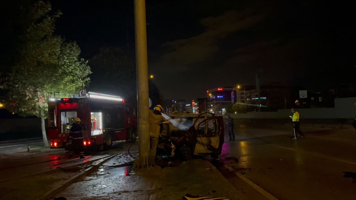 Bursa'da Hafif Ticari Araç Kaza Yaptı, Sürücü Yaralandı