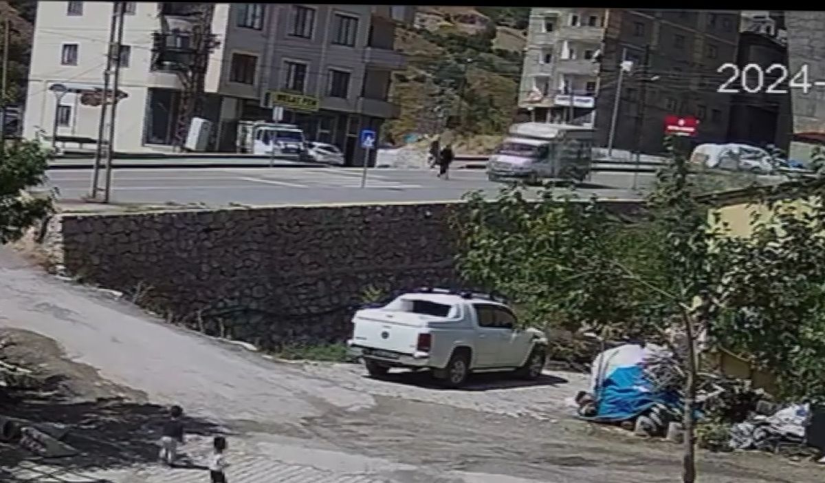 Şemdinli'de Kamyonet Çarpmasıyla Ağır Yaralanan Kadın Hastaneye Sevk Edildi