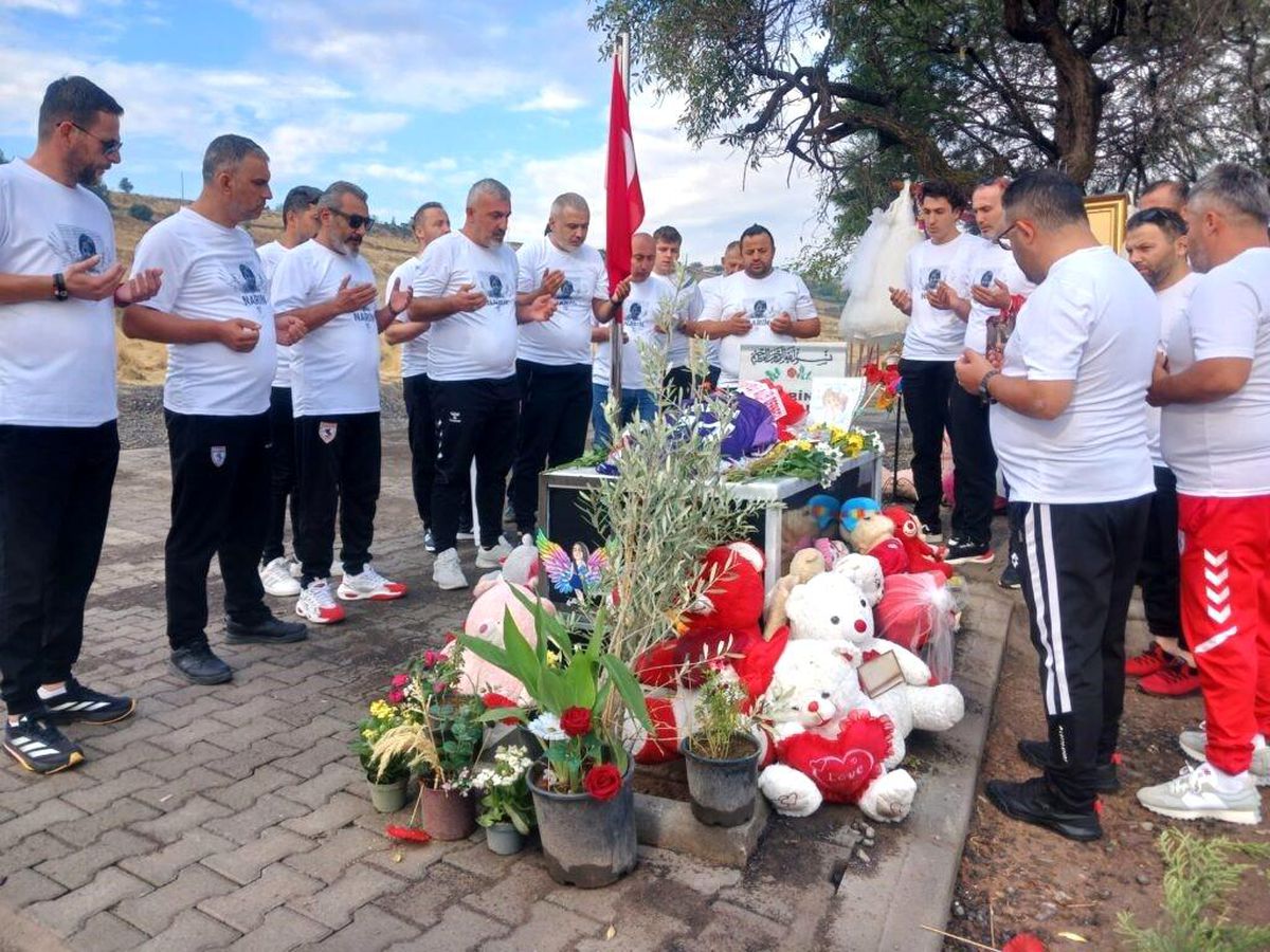 Samsunspor Taraftarları, Narin Güran'ın Mezarı Başında Duygusal Bir Ziyaret Gerçekleştirdi