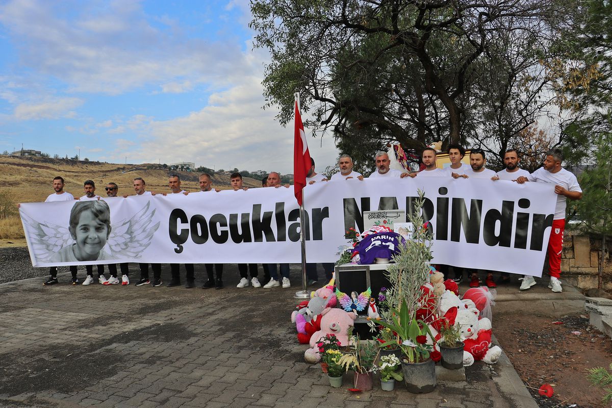 Samsunspor Taraftarları Narin Güran'ın Mezarı Başında Dua Etti