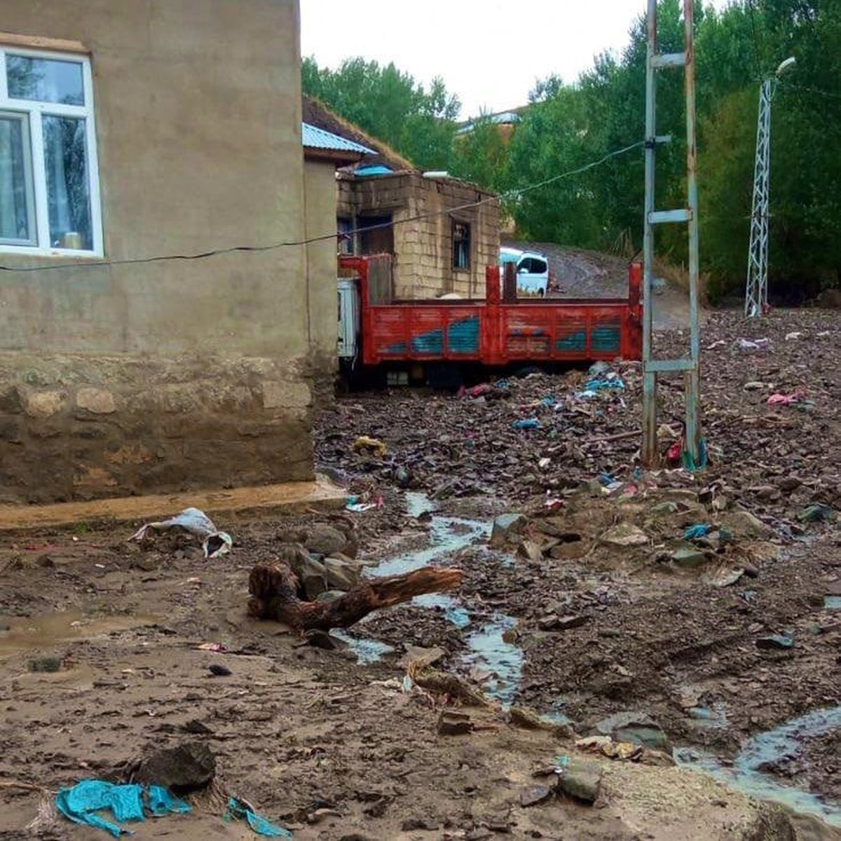 Van'da Sağanak Yağış Sel Felaketine Yol Açtı