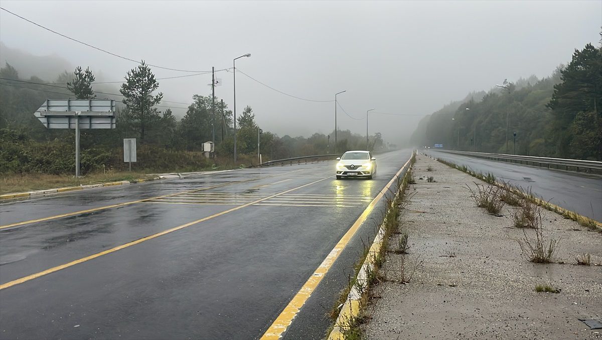 Bolu Dağı Geçişinde Sağanak Yağış Ulaşımı Zorlaştırdı