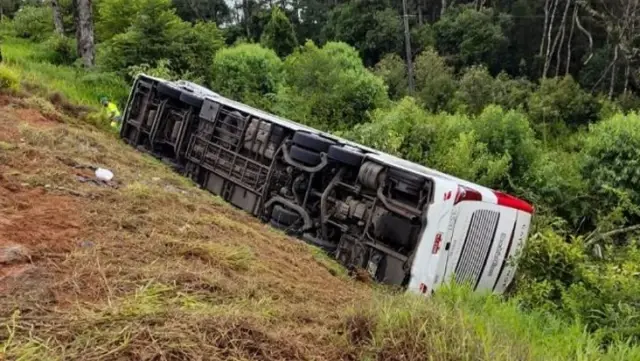 A bus carrying a football team in Brazil had an accident: 3 players died.