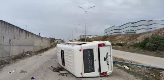 İnegöl'de İşçi Servisi Minibüsü Devrildi, 13 Yaralı