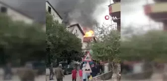 Bartın'da Çatı Yangını: Yaşlı Kadın ve Kediler Jandarma Tarafından Kurtarıldı