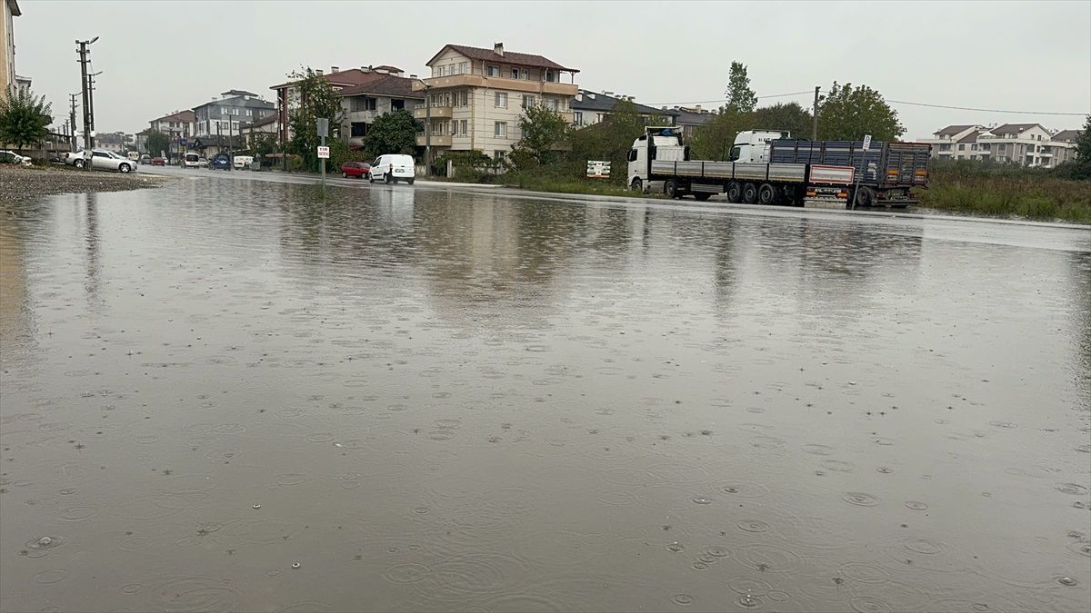 Düzce'de Sağanak Yağış Hayatı Olumsuz Etkiledi