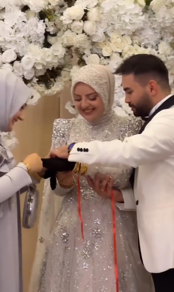 Kadir Ezildi held another engagement ceremony! The mother-in-law gifted her daughter-in-law a tray of gold.