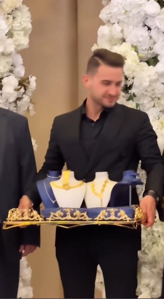 Kadir Ezildi held another engagement ceremony! The mother-in-law gifted her daughter-in-law a tray of gold.