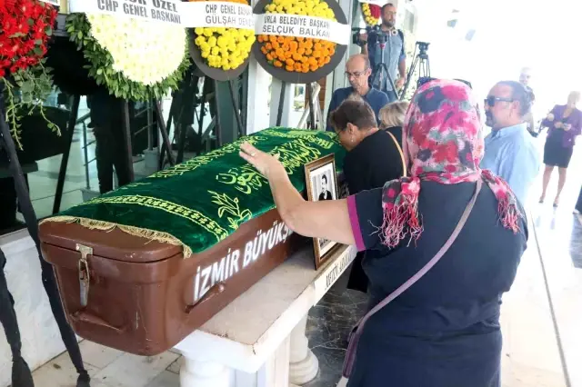 A Funeral Ceremony Held in İzmir for Singer Metin Arolat