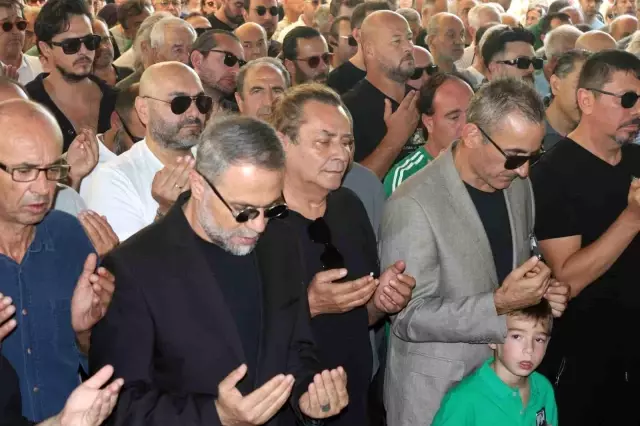 A Funeral Ceremony Held in İzmir for Singer Metin Arolat