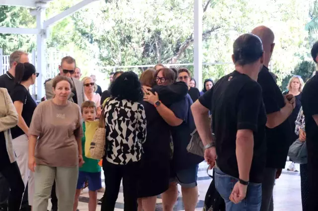 A Funeral Ceremony Held in İzmir for Singer Metin Arolat