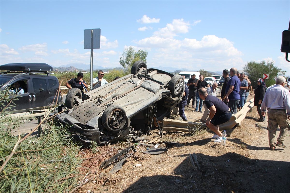 Antalya'da Takla Atan Otomobilin Sürücüsü Yaralandı