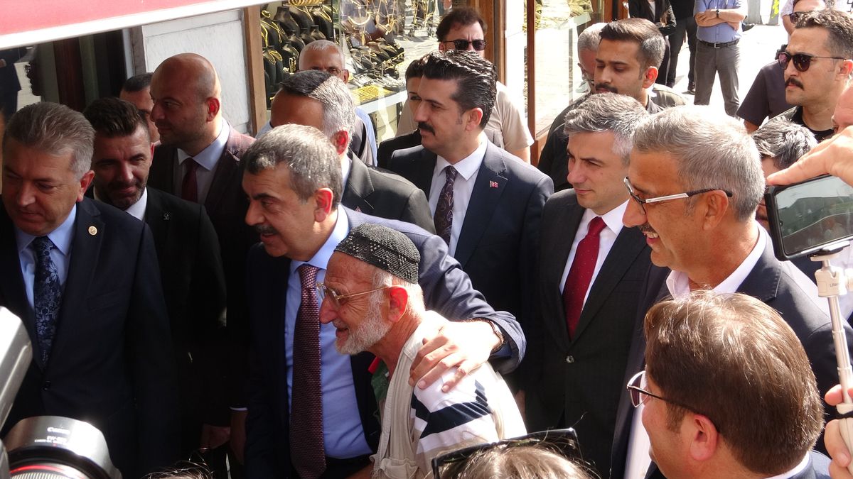 Bakan Tekin Sakarya'da Esnaf Ziyareti ve Yeni Okul Açılışı Gerçekleştirdi