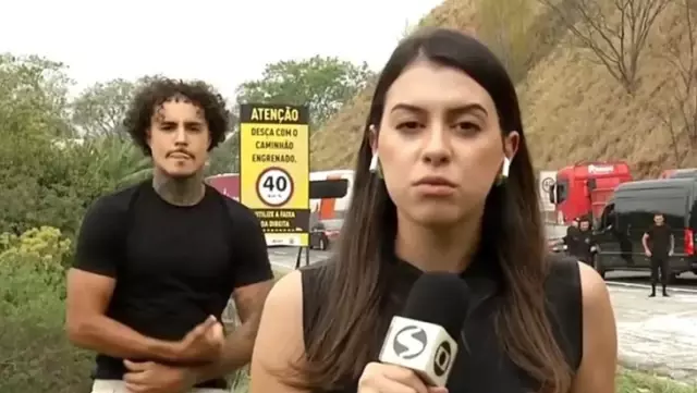 A singer dancing behind a reporter broadcasting live from the scene of a bus accident in Brazil drew criticism.