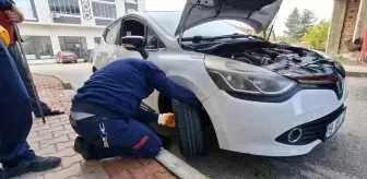 Otomobil Motorunda Sıkışan 2 Kedi Yavrusunu Sürücü Kurtardı