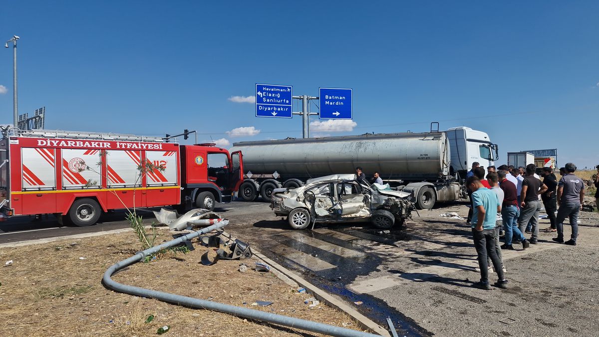 Diyarbakır'da Tanker ile Otomobil Çarpıştı: 4 Yaralı