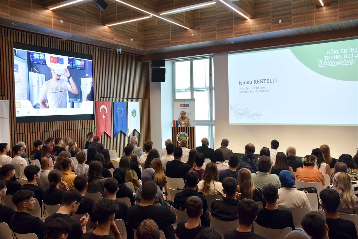 İzmir'de Kadın ve Genç Çiftçilere Tarımda Teknoloji Eğitimi