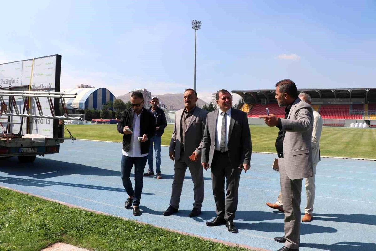 Erciyes 38 FK'nın Maç Sahasında Bakım ve Onarım Çalışmaları Devam Ediyor