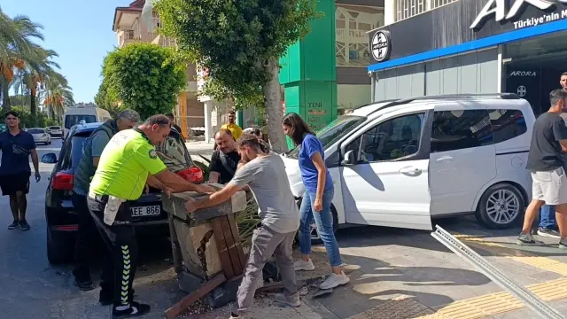 The out-of-control vehicle crashed onto the sidewalk: 3 people narrowly escaped death