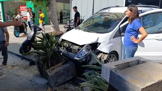 The out-of-control vehicle crashed onto the sidewalk: 3 people narrowly escaped death