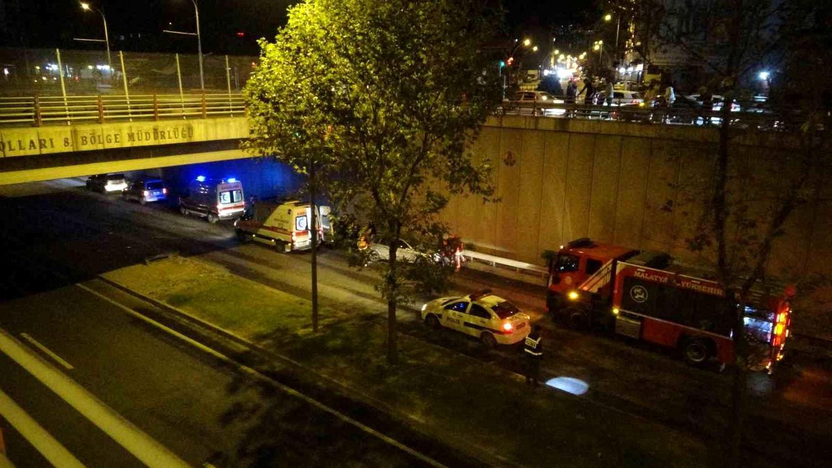 Malatya'da Otomobil Bariyerlere Çarptı: 2 Yaralı