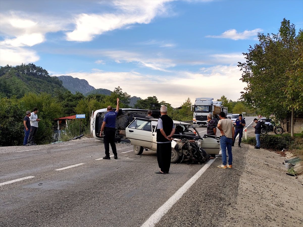 Kozan'da İki Otomobil Çarpıştı: 4 Yaralı