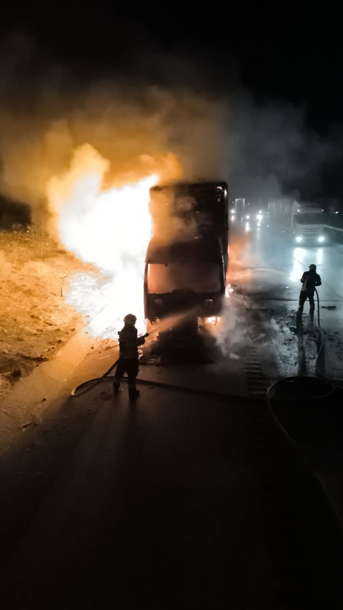Mersin'de Saman Yüklü TIR Yanarak Kül Oldu