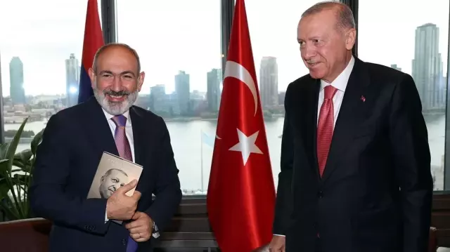 Pashinyan did not put down the book gifted by President Erdoğan for a moment.