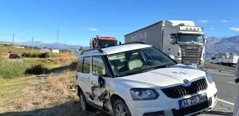 Erzincan'da Trafik Kazası: 3 Yaralı