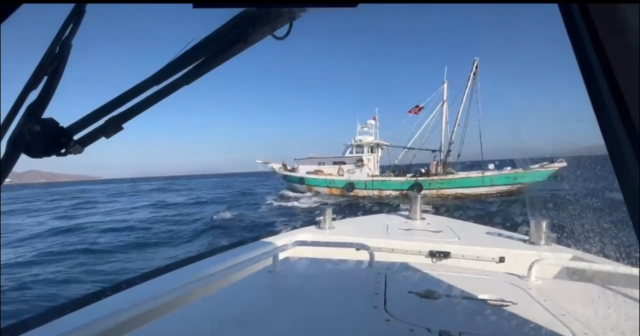 Yunan unsurları önce taciz ateşi açtı, sahil güvenliği görünce böyle kaçtı