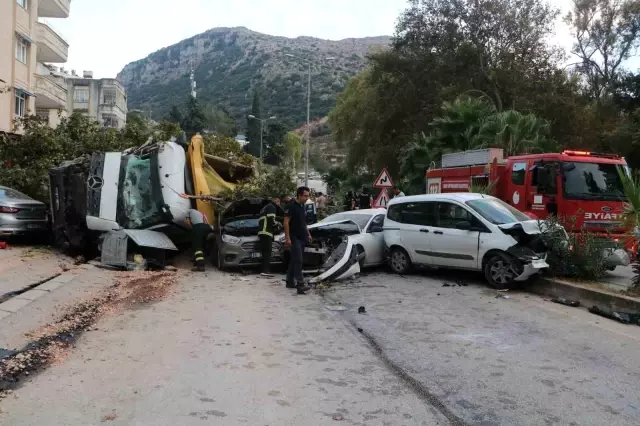 The excavation truck with failed brakes crushed 9 vehicles like paper