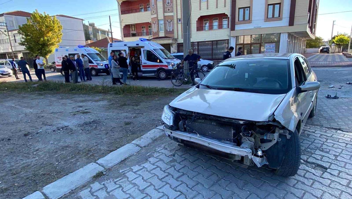 Konya'da Motosiklet ve Otomobil Çarpıştı: İki Çocuk Yaralandı