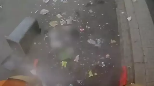 Explosion in garbage truck in London: 2 workers escaped death.