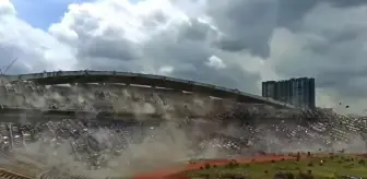 Malezya'nın tarihi Shah Alam stadyumu saniyeler içinde yerle bir edildi